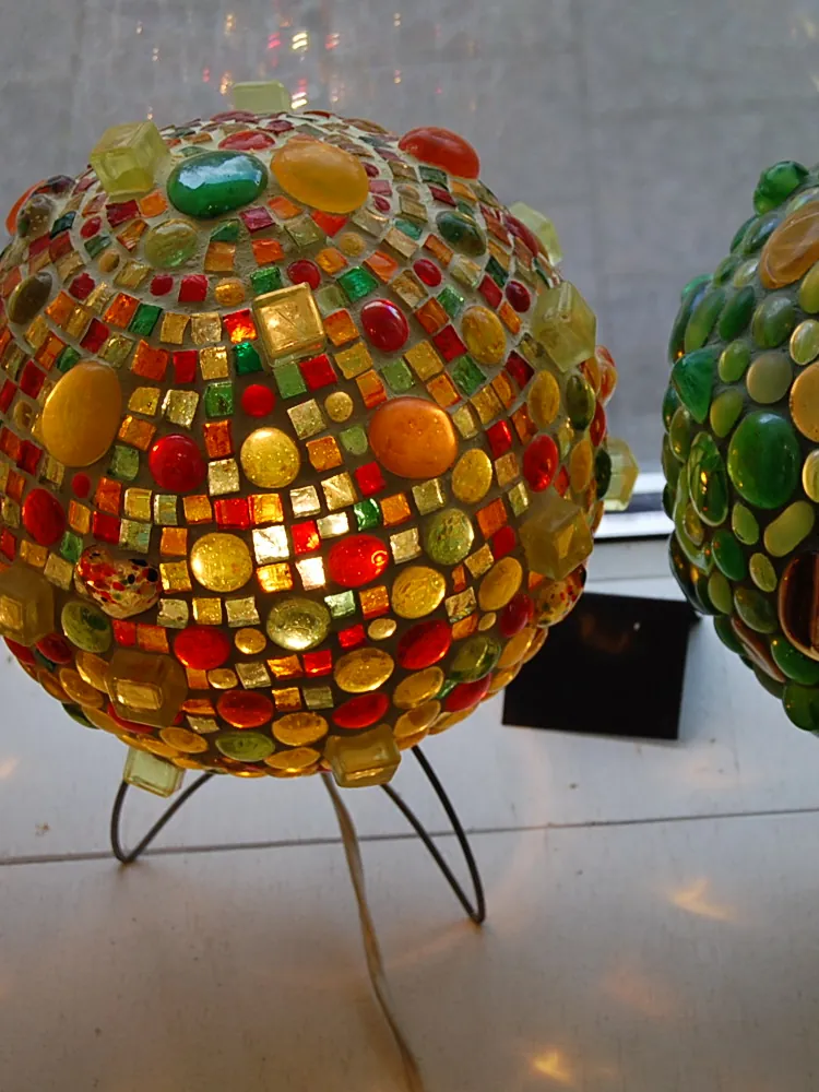 Zwei Kugellampen aus bunten Glasmosaiksteinen im Schaufenster
