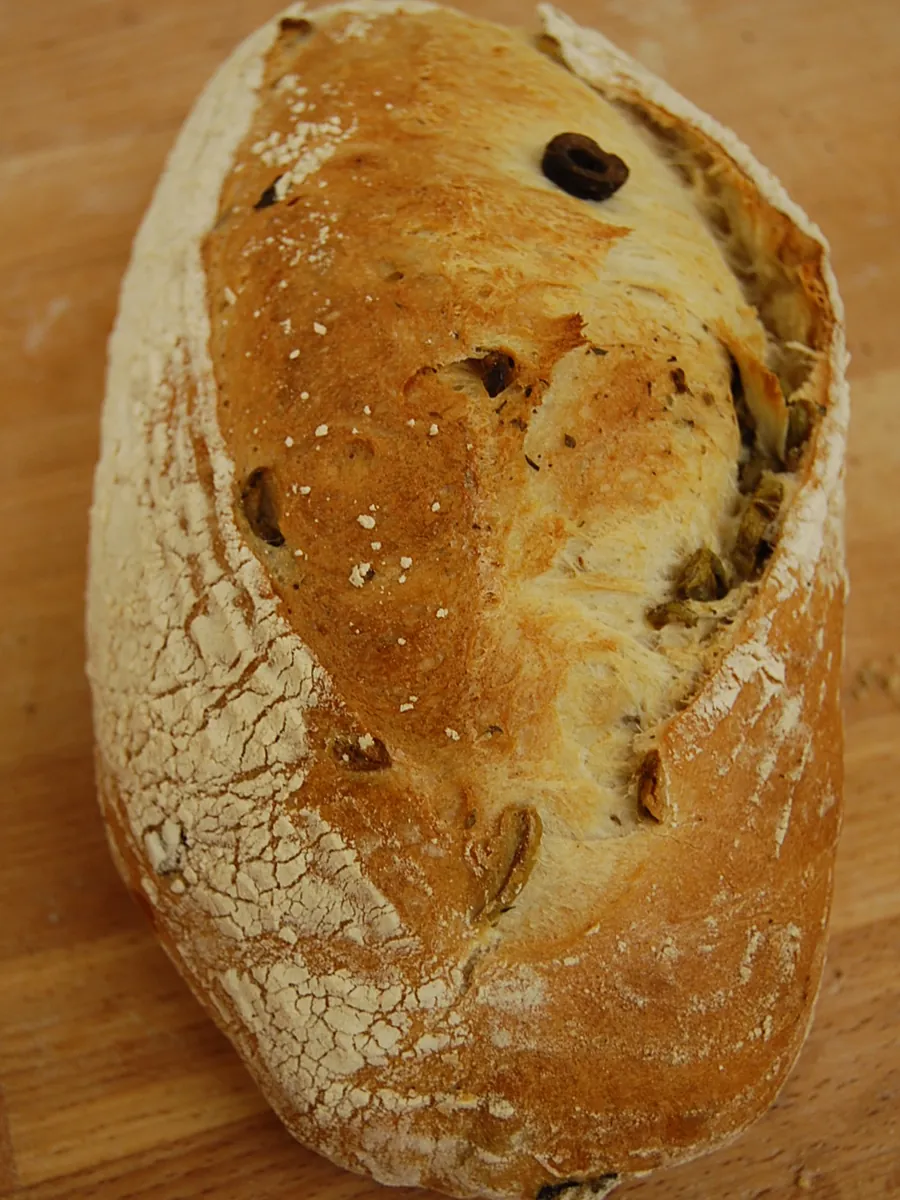 Weizenbrot mit Oliven, Kürbiskernen und Kräutern