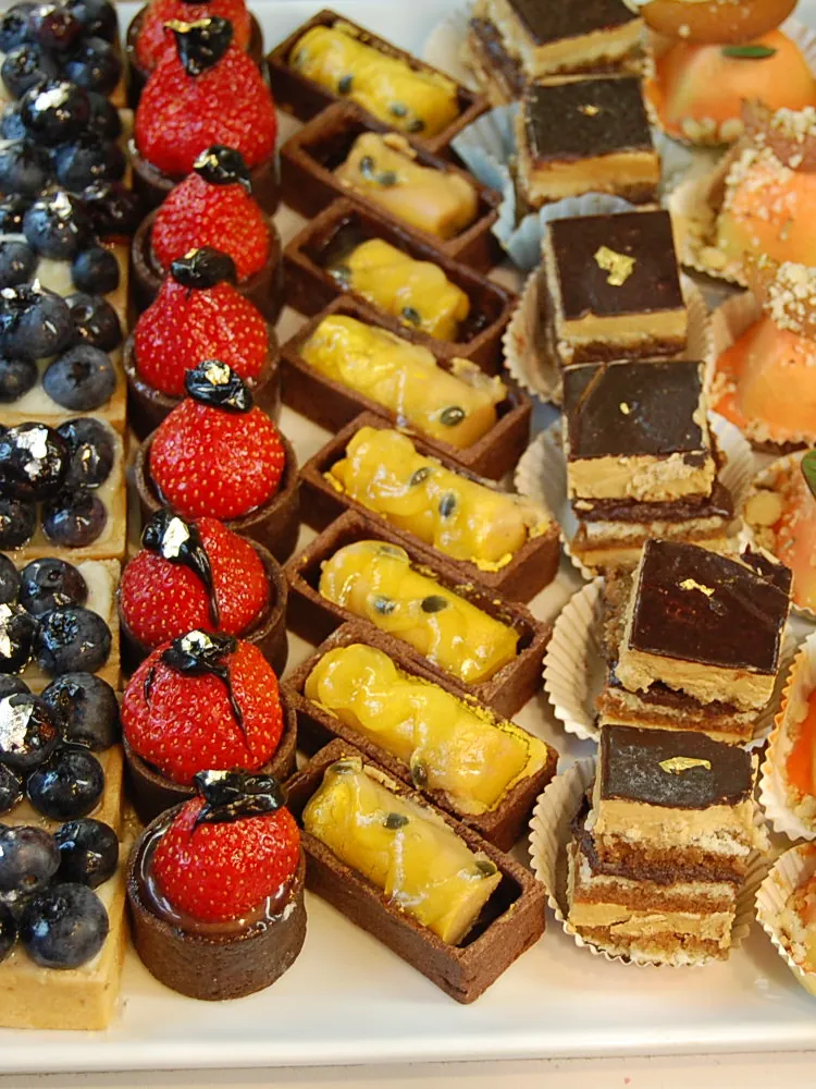 Mignardises, kleine Törtchen in Reihen