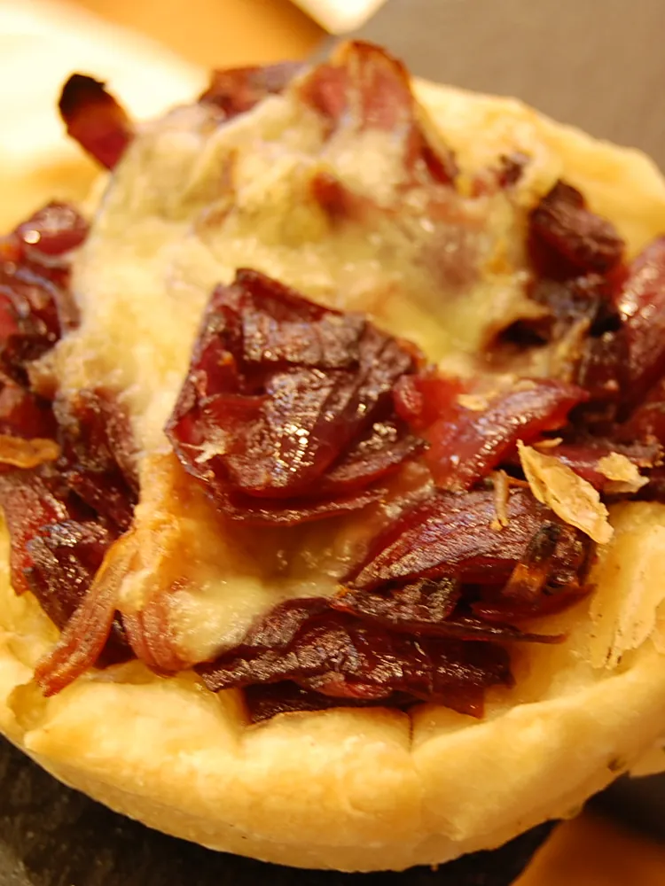 Teigstück mit roten Zwiebeln, überbacken