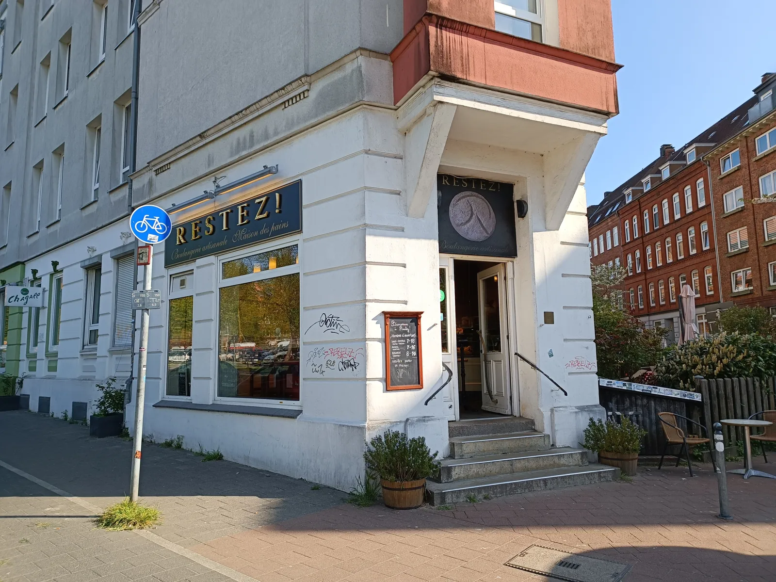Der Eckladen in der Sternstraße mit dem Restez!-Schild über der Tür