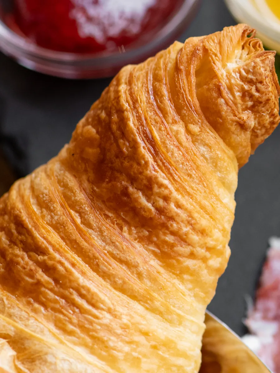 Goldgelbes Croissant auf einer Schieferplatte